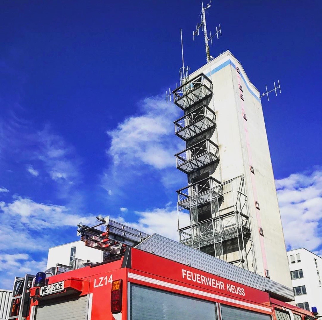 Jugendliche und Feuerwehrleute bei einer gemeinsamen Aktivität